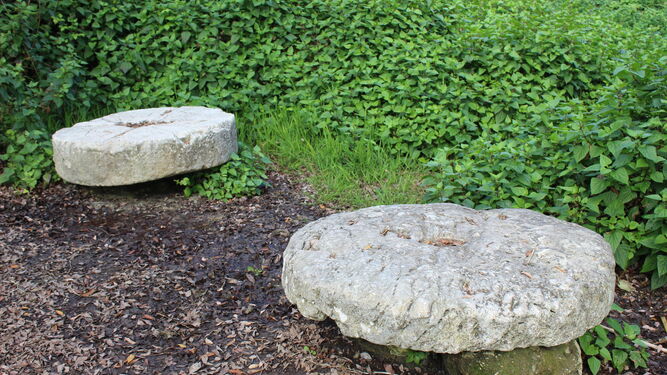 Las antiguas piedras de los molinos de agua están también presentes.