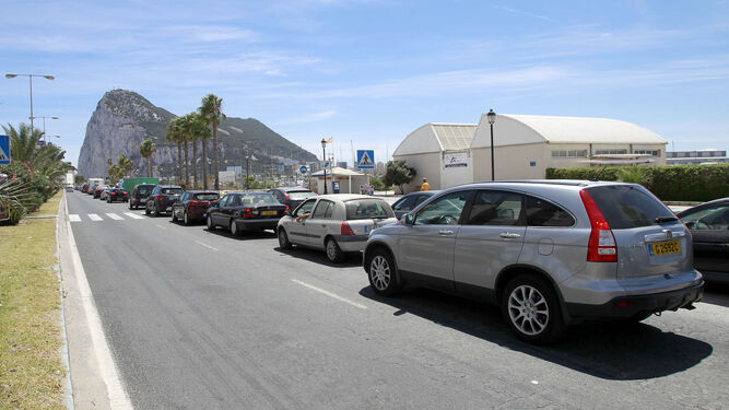 Cola de vehículos para entrar en Gibraltar.