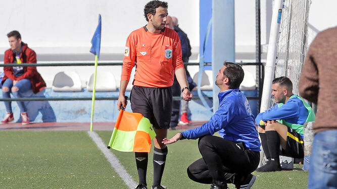 Alberto Vázquez pide explicaciones a uno de los asistentes de Manchón Muñoz durante el partido del domingo.