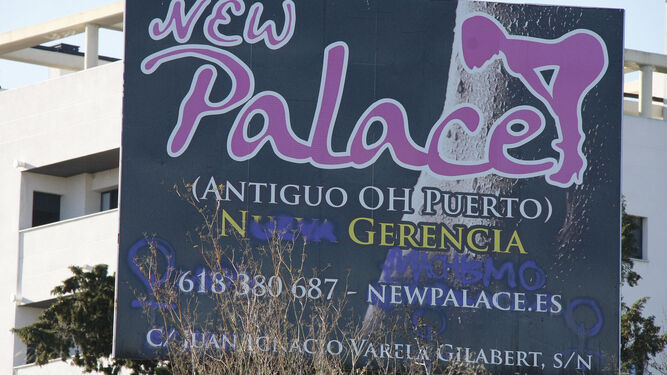 Un cartel del 'New Palace' cercano al local, ubicado en El Puerto.