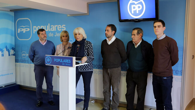 Teófila Martínez, ayer en la sede del PP acompañada por otros miembros del partido.