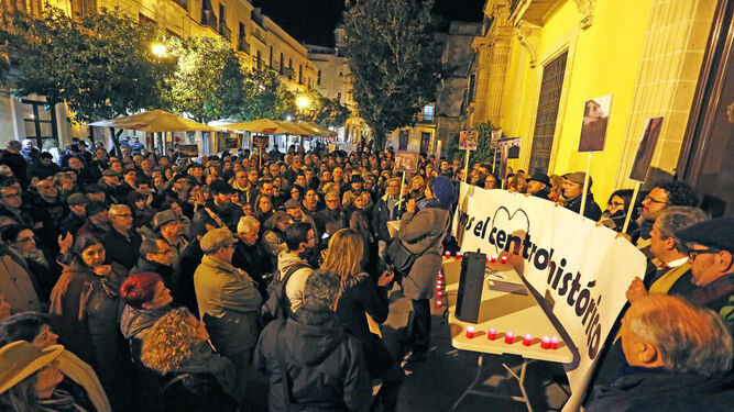 Los participantes en la manifestación tras la llegada anoche a las puertas del Ayuntamiento, donde se encendieron velas y se leyó un manifiesto.