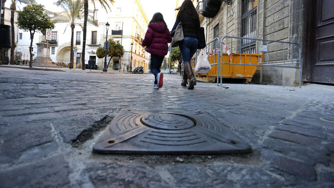 Peatones pasan junto a la pilona de la calle Tornería, que lleva meses sin funcionar.