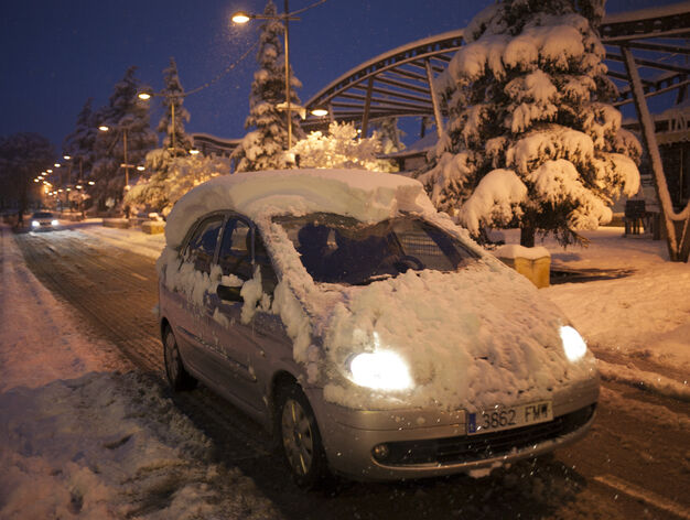 Un coche cubierto de nieve en Ronda.