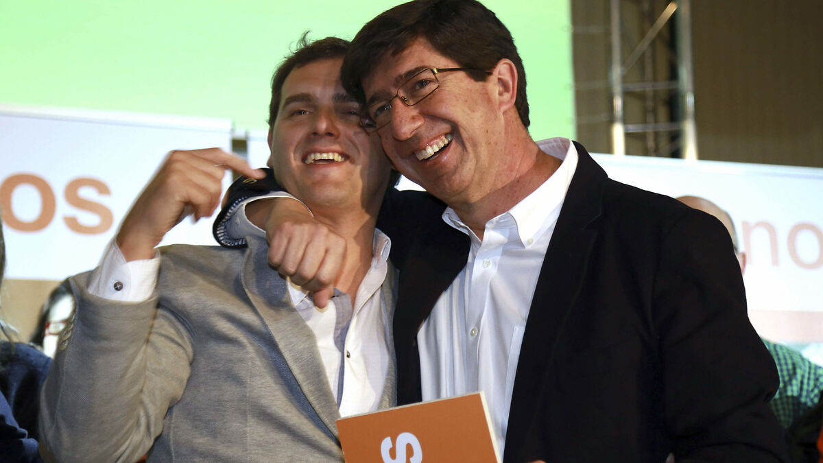 Juan Marín abraza a Albert Rivera en un acto electoral en Granada.