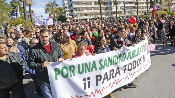 La cabecera de la manifestación, con el promotor de la movilización, Joaquín Fernández, y su esposa Carmen Rubiales en el centro de la pancarta.