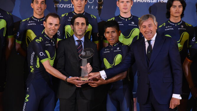 Valverde, Álvarez-Pallete, Quintana y Unzué con el trofeo de mejor equipo 2016.