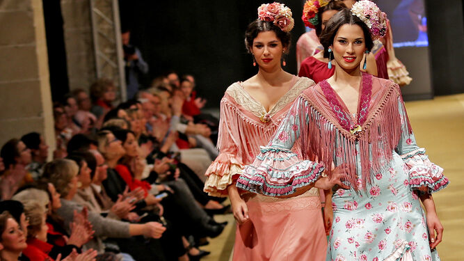 Unas modelos lucen trajes flamencos ayer en la primera jornada de la Pasarela 2017.
