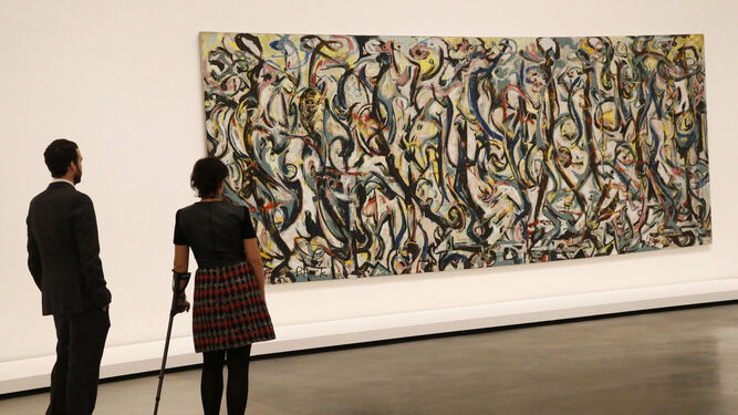 1.  El 'Mural' de Pollock. 2. Una persona observa algunas obras de Mark Rothko que incluye la exposición. 3. El óleo 'PH-950' (1950) de Clyfford Still. 4. 'Galaxia (Galaxy)', una pintura de Barnett Newman de 1949. 5. 'El porche (The Porch)', un lienzo de Philip Guston fechado entre 1946 y 1947. 6. 'Europa' (1957), una pieza de Helen Frankenthaler. 7. 'Sin título (1939)', de Willem De Kooning.