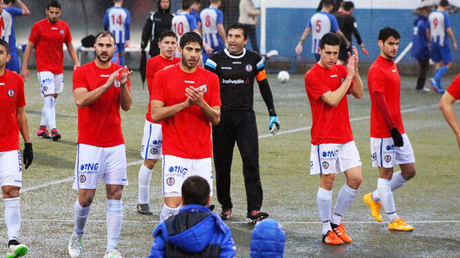 Los futbolistas del Xerez Deportivo FC aplauden a los aficionados jerezanos desplazados a El Viso al final del partido.