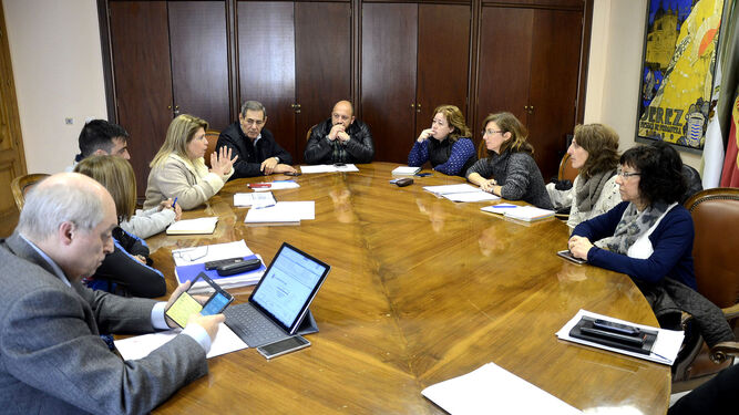 La alcaldesa Mamen Sánchez y los grupos de la oposición, durante el encuentro sobre los presupuestos.