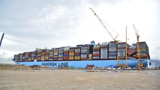 Trabajos en el 'Merete Maersk', que llegó con contenedores desplazados.