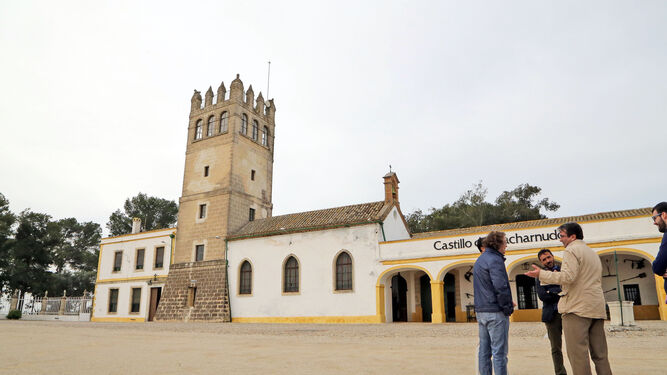 Un instante de la visita de Miranda a la finca El Majuelo, con el Castillo de Macharnudo detrás.