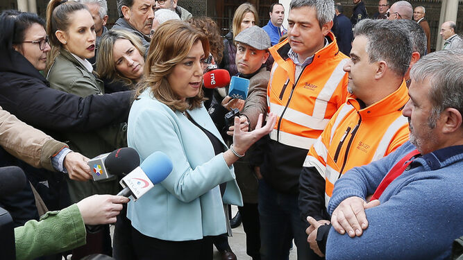 La presidenta de la Junta, Susana Díaz, trasladó ayer, en plena calle, a los estibadores de Algeciras que estará "vigilante" para que haya diálogo y se busque el acuerdo.