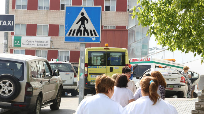 Profesional sanitario dirigiéndose a la entrada del hospital de Jerez.