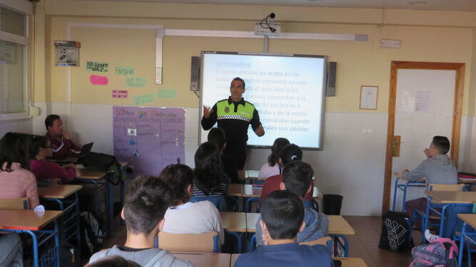 Un agente de la Policía Local imparte una charla informativa a los alumnos de un instituto.