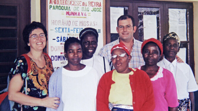 Aguilar, con algunas de las mujeres de la zona que le ayudaron en su labor.