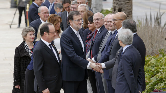 Rajoy, junto a Hollande, saluda a los ministros franceses.
