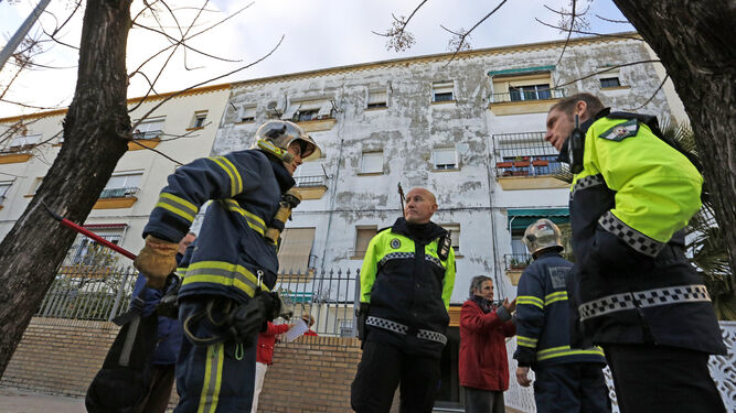 Bomberos y Policía Local, durante el último derrumbe que se produjo, en el mes de enero, en un bloque de La Constancia.
