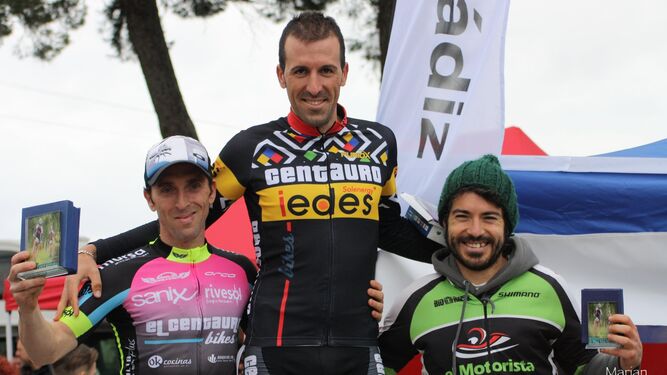 Los cuatro ciclistas de El Motorista Trek posan con sus respectivos trofeos.