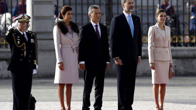 Felipe VI y la Reina Letizia reciben al presidente de Argentina, Mauricio Macri, y su esposa en el Palacio Real.
