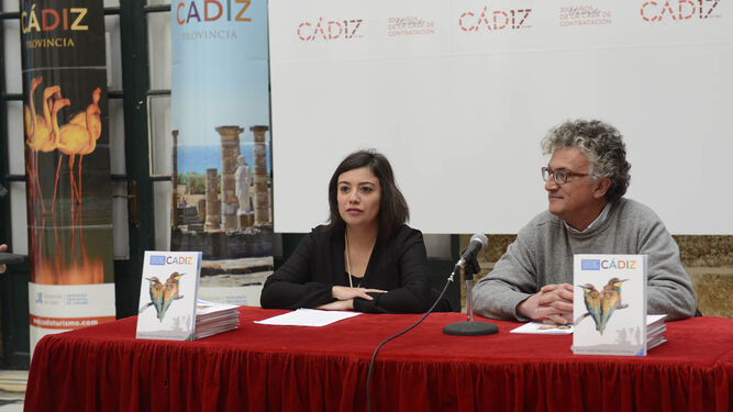 María Dolores Varo y David Barros, presentando ayer la guía.