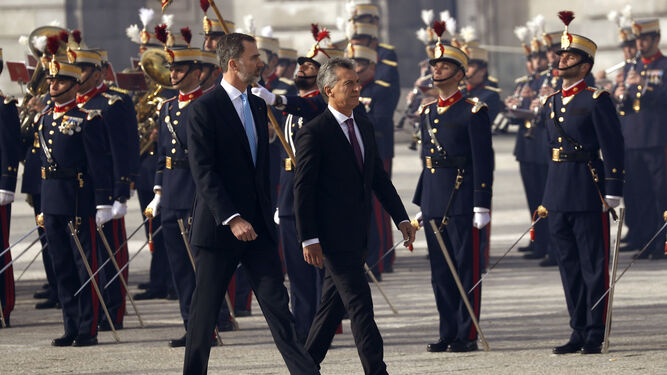 Felipe VI y el presidente de Argentina, Mauricio Macri, pasan revista ayer al batallón de honor en la solemne ceremonia de bienvenida en el Palacio Real.