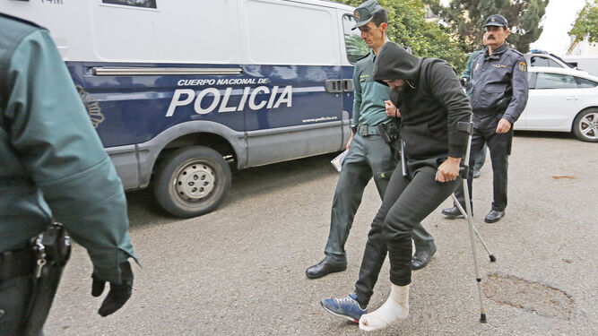 Jorge Venegas, acompañado por la Guardia Civil, camino de los Juzgados.
