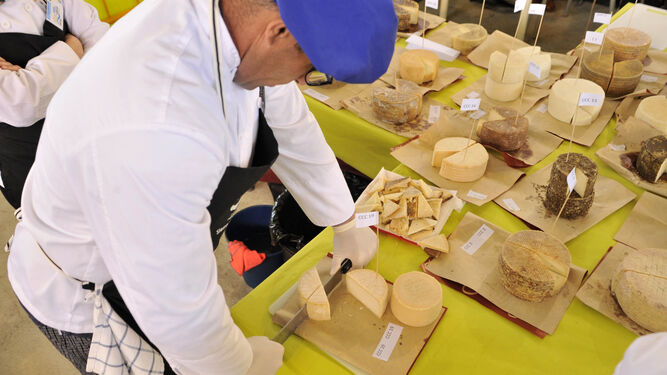 Un cortador de queso, preparado para servir una tabla en la Feria de Villaluenga.