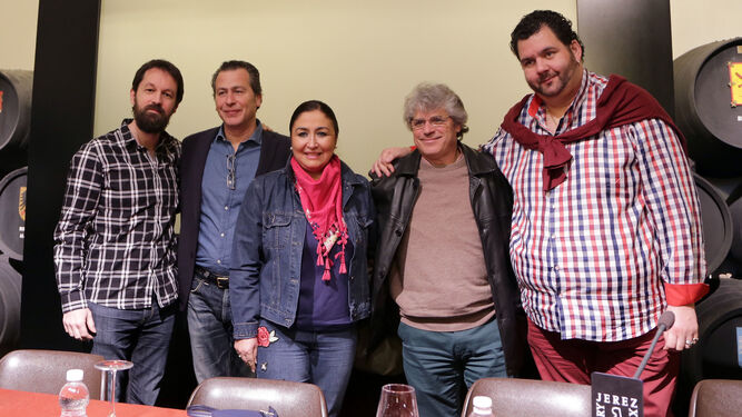 Los artistas posaron junto a la directora del teatro y miembros de Cajasur, uno de los patrocinadores.