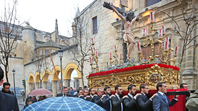 El Cristo de las Almas de la Sacramental de Santiago en un Vía-Crucis.