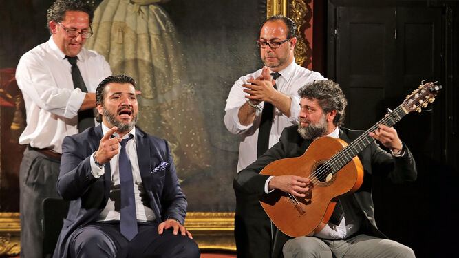 Juan Lara, por bulerías por soleá, con la guitarra de Manuel Jero, y sus palmeros.