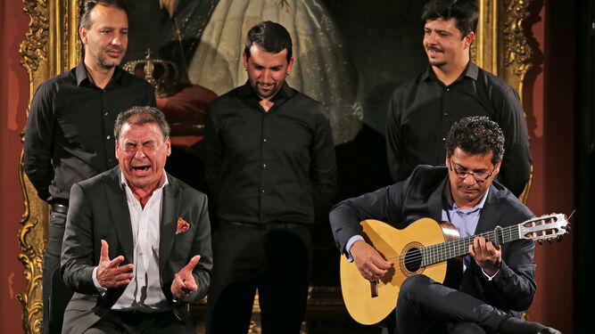 Luis Moneo se estremece en un momento de su recital en el Palacio de Villavicencio, con la guitarra de Juan Manuel Moneo.