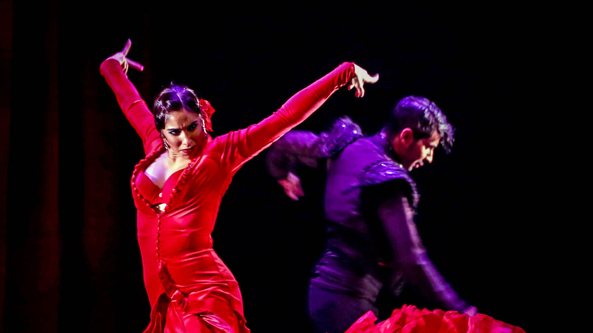 La exuberante Natalia Fernández, con bata de cola, en una de las coreografías con Carlos Rodríguez.