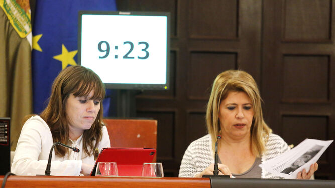 Laura Álvarez y Mamen Sánchez, durante la sesión celebrada ayer.