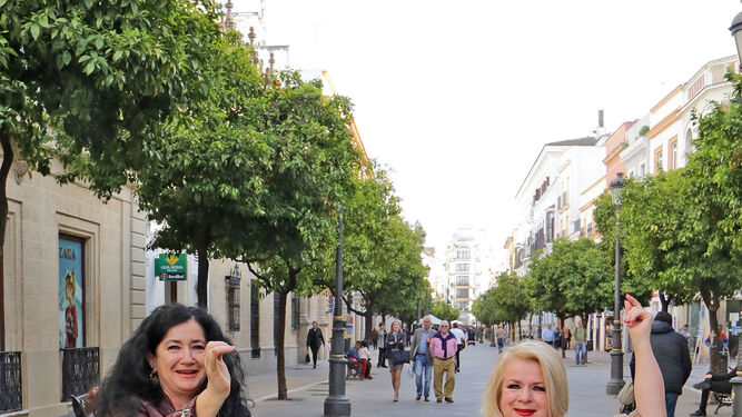 Maïté y Francisca Gamoy se marcan una pataíta en plena calle larga.