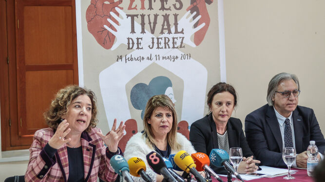 De izquierda a derecha, Isamay Benavente, Mamen Sánchez, Remedios Palma y Francisco Camas ayer durante la presentación del balance en Villapanés.
