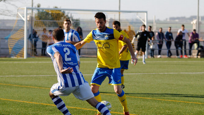 Julio, capitán del El Torno y exindustrialista, anotó los dos goles para su equipo.