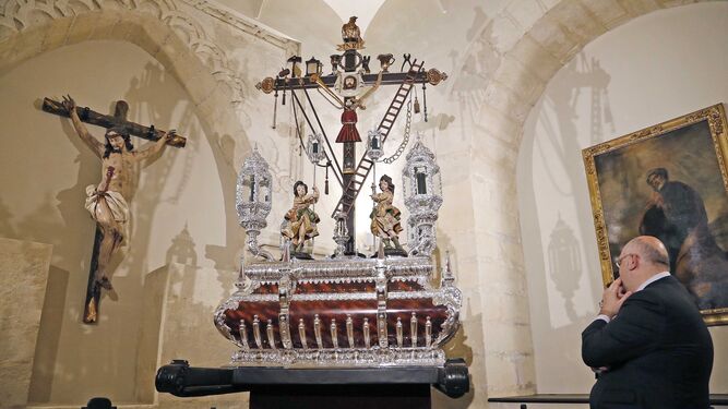 Momento en el que se dio a conocer el nuevo paso de la Santa Cruz en el que irá  el Lignum Crucis el próximo Jueves Santo.