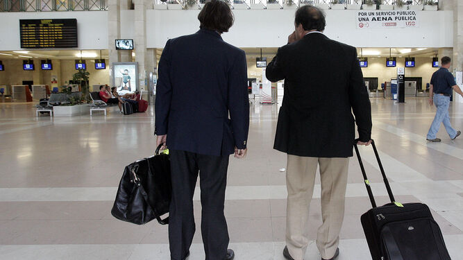 Dos pasajeros, en la terminal del aeropuerto de Jerez en una imagen de archivo.