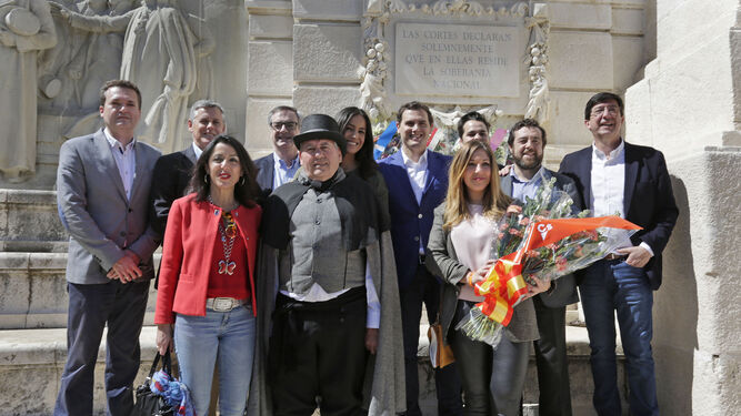 Ofrenda floral de Ciudadanos, con Albert Rivera en Cádiz, ante el Monumento a las Cortes.