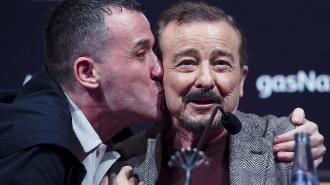 Lino Escalera besa a Juan Diego en la presentación de 'No sé decir adiós'