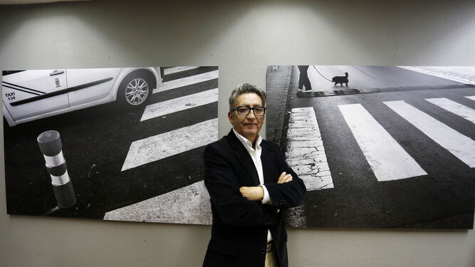 José Antonio Carmona Otero posa frente a dos de las obras que componen la exposición 'Acto de mirar', ayer tras la inauguración.