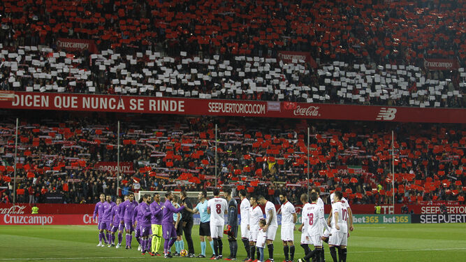 Sergio Ramos saluda al árbitro en la presentación del Sevilla-Madrid, con la grada de Gol Norte al fondo.