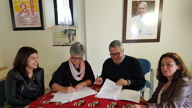 Momento de la firma del acuerdo entre Cáritas y Siloé.