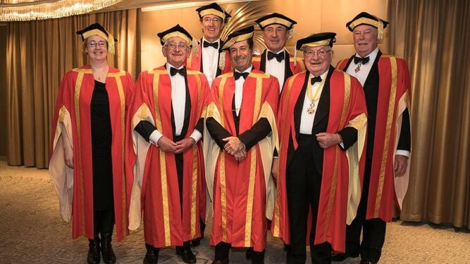 Beltrán Domecq y Mauricio González-Gordon, en la fila de arriba junto a otros miembros de la Gran Orden de Caballeros del Vino, en la cena anual celebrada en Londres días atrás.