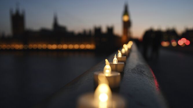 Velas en homenaje a las víctimas en el puente Westminster.