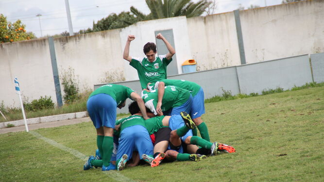 Los jugadores del Guadalcacín forman una piña celebrando el 2-3 de Rodri.