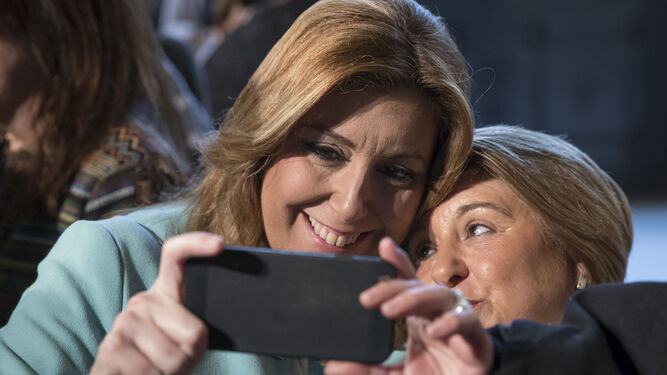 Susana Díaz se ha un 'selfie' con una seguidora suya.