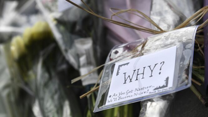 Vista de un mensaje en el que se puede leer '¿Por qué?' depositado cerca del Parlamento en Londres.